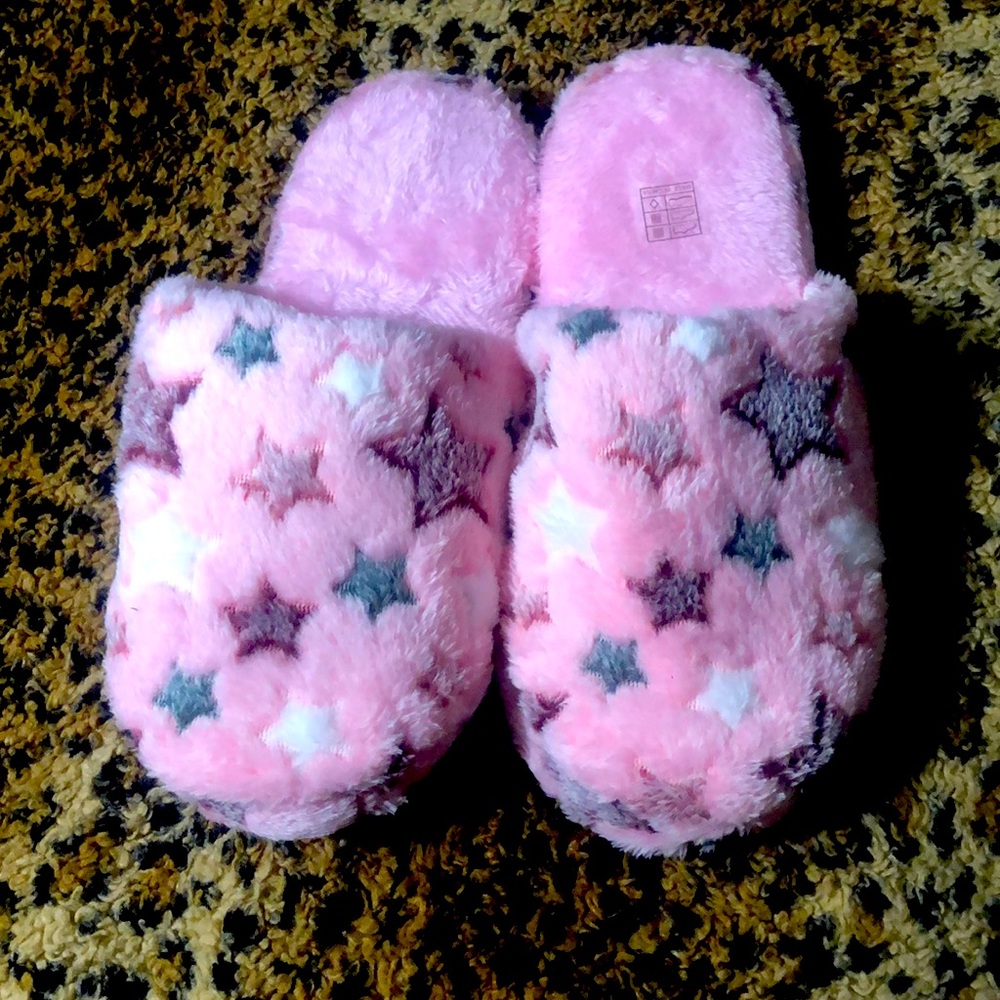 NWT Soft slip on pink slippers with star ⭐️ pattern